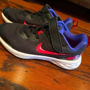 GIRLS' NIKE REVOLUTION 6
